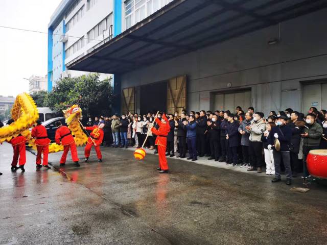 华普永明复工舞龙表演